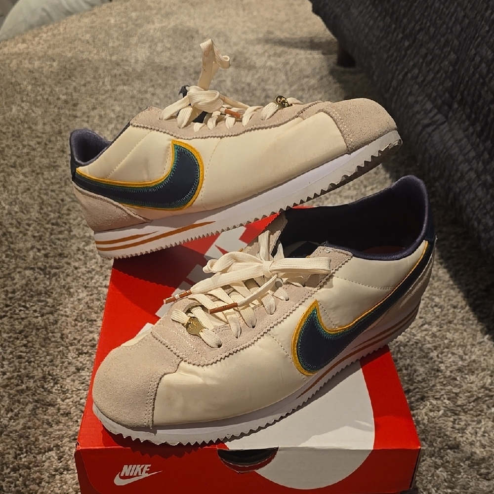Nike Men's Cream and Blue Sneakers